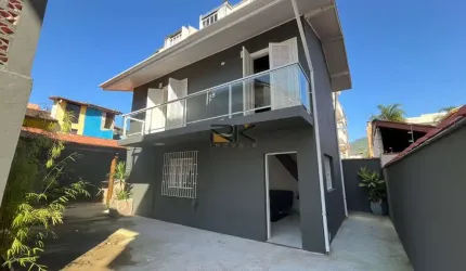 SOBRADO NO ITAGUÁ 2 dormitórios,3 banheiros,sala de estar e varanda gourmet com cozinha integrada