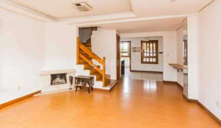 Casa Residencial com 3 dormitórios e 4 vagas de garagem, no bairro Jardim Itú Sabará