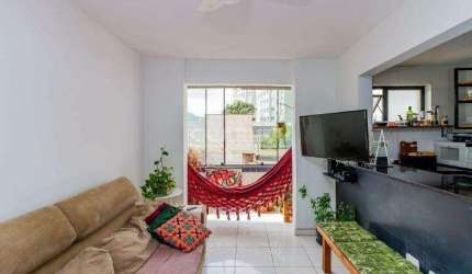 Apartamento com 2 dormitórios e 1 vaga de garagem no Bairro Glória