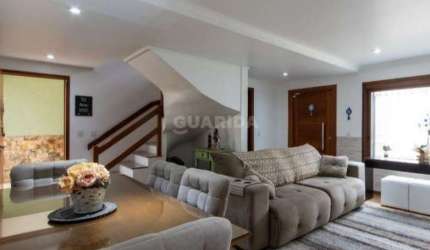 Casa Residencial com 3 dormitórios, sendo 1 suíte, e 4 vagas de garagem no bairro Tristeza
