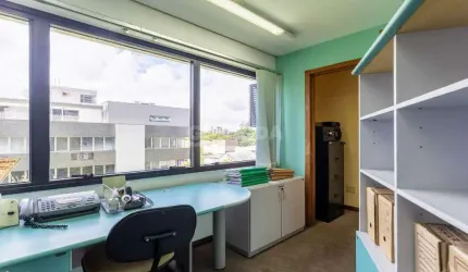 Conjunto comercial com vaga de garagem, no bairro Menino Deus