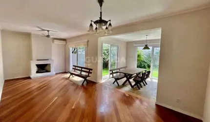 Casa em condomínio com 3 dormitórios, sendo 1 suíte, e 2 vagas de garagem no bairro Ipanema
