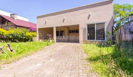 Casa residencial com 4 dormitórios, sendo 1 suíte, e 2 vagas de garagem no bairro Ipanema
