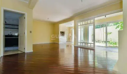 Casa em condomínio fechado com 4 dormitórios, sendo 1 suíte, e 2 vagas de garagem no bairro Ipanema