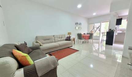 Casa em condomínio mobiliada, com 3 dormitórios suítes e 3 vagas de garagem, no bairro Menino Deus !