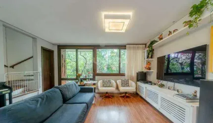 Casa sobrado de 3 dormitórios, sendo 2 suítes no bairro Vila Assunção.