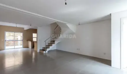 Casa triplex de 3 dormitórios, sendo 1 suíte, no bairro Hípica.