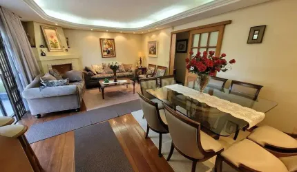 Casa totalmente mobiliada de 3 dormitórios, sendo 1 suíte, no bairro Jardim Botânico.