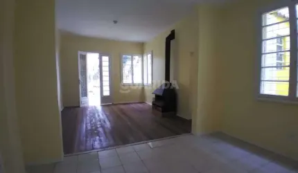 Casa com 5 dormitórios, sendo 1 suíte, no bairro Partenon