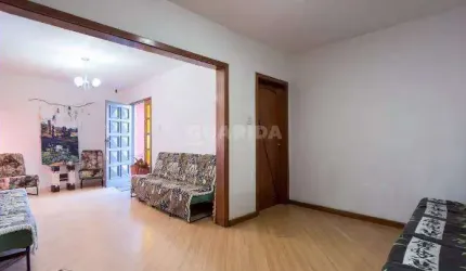 Casa de 4 dormitórios sendo 1 suíte, no bairro tristeza.