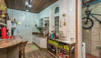 Casa totalmente mobiliada de 4 dormitórios, com 2 banheiros, sendo 1 com banheira e churrasqueira no Centro Histórico!