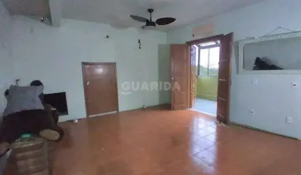 Casa com 3 dormitórios, sendo 1 suíte, e 3 vagas de garagem no bairro Glória