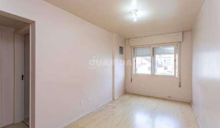 Amplo apartamento, semimobiliado, de 1 dormitório e 1 vaga de garagem no bairro Bom Fim