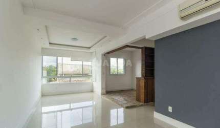 Apartamento com 2 dormitórios, sendo uma suíte, e 1 vaga de garagem no bairro Cristal