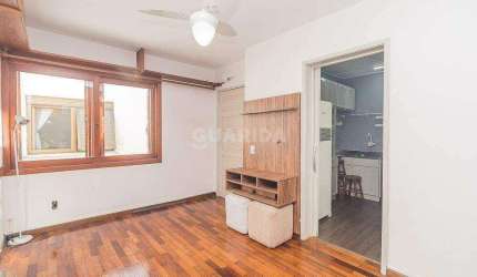 Apartamento semi mobiliado de 2 dormitórios no bairro Petrópolis.