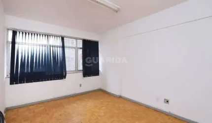 Sala com 31m² em piso laminado no bairro Centro Histórico.