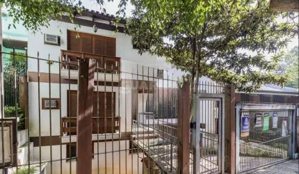 Casa residencial com 4 dormitórios, sendo 2 suítes, no bairro Nonoai.