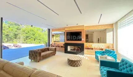Casa de Alto Padrão com 4 Suítes, Piscina Privativa e Infraestrutura Completa