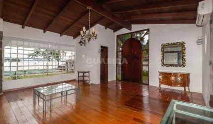 Casa Residencial com 4 dormitórios, sendo 1 suíte, e 3 vagas de garagem no bairro Tristeza
