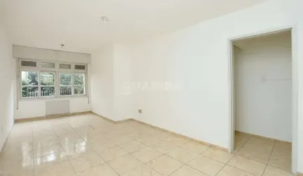 Amplo apartamento de 3 dormitórios com 1 suíte no bairro Petrópolis