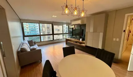 Apartamento mobiliado com 3 dormitórios, sendo 1 suíte, e 2 vagas de garagem no bairro Bela Vista.
