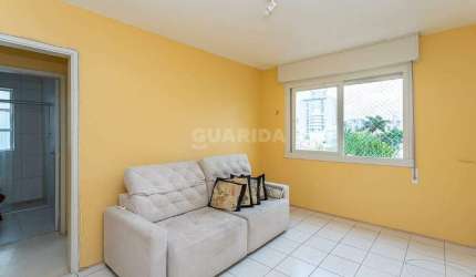 Apartamento reformado com 2 dormitórios no bairro Partenon - Porto Alegre/RS