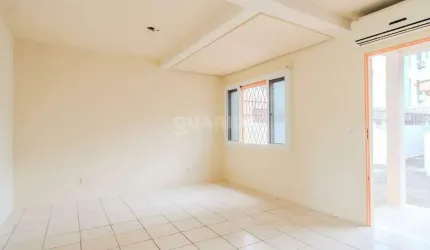 Casa comercial com pátio no bairro Santana