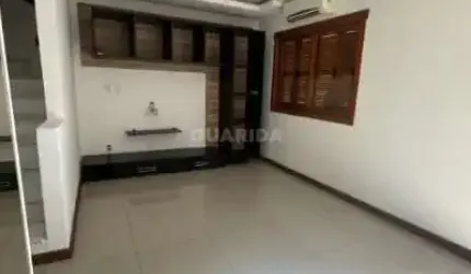 Casa Residencial com piscina, 2 dormitórios, e 1 vaga de garagem para alugar no bairro Hípica.