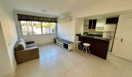 Apartamento semimobiliado com 2 dormitórios, sendo 1 suíte, no bairro Petrópolis.