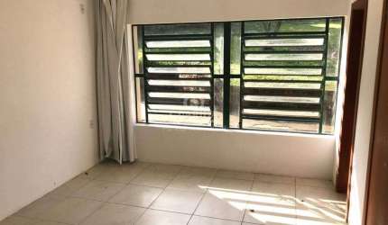 Casa residencial com 03 dormitórios, sendo uma suíte, no bairro Hípica.