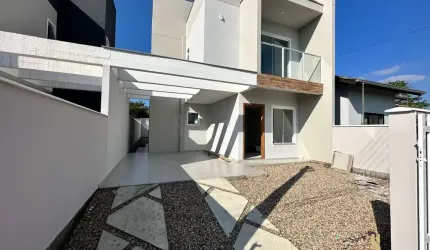 Casa à venda com 3 dormitórios (1 suíte), mobilia planejada e 2 vagas no bairro