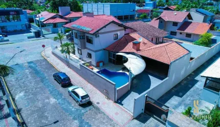 Casa à venda com 3 dormitórios (1 suíte) e piscina no bairro Estados - Indaial/S