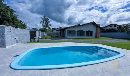 Casa à venda com 3 dormitórios (1 suíte) e piscina no bairro Estação - Ascurra/S