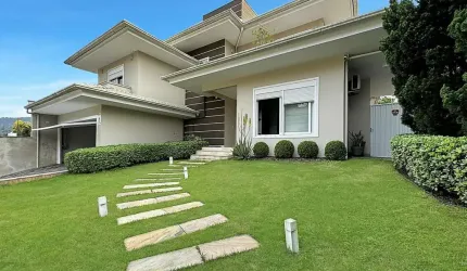 Encante-se com esta Excepcional Casa no Bairro da Velha