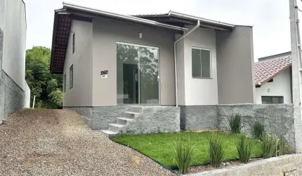 Casa com passagem lateral e 2 dormitórios à venda no bairro Warnow em Indaial-SC