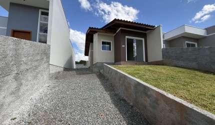 Casa com ótimo acabamento, à venda com 2 dormitórios, passagem lateral e um belo