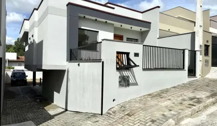 Casa à venda com 3 dormitórios (1 suíte) e amplo espaço de terreno bem próximo d