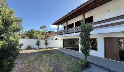 Casa com aprox. 500 m2 em região nobre, com terreno de 1.730 m2 no bairro dos Es