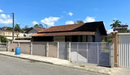 Casa à venda com terreno de 705 m2 e área edificada de aprox. 270 m2 no bairro D