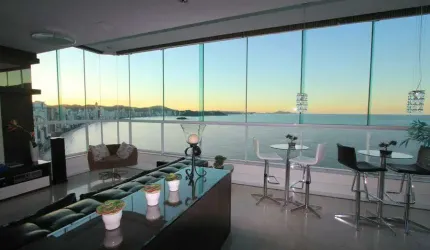 Apartamento Cobertura triplex no Edifício Summer Beach em Balneário Camboriú.