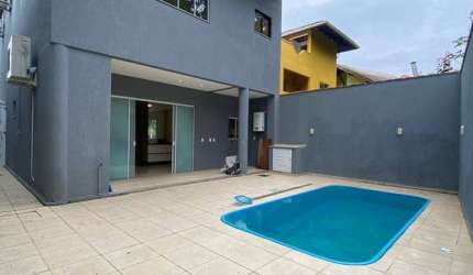 LOCAÇÃO - Ampla casa 03 suítes, piscina, em condomínio fechado Camboriú