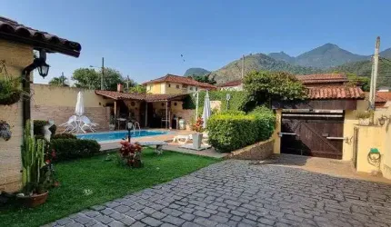 Casa de condomínio sobrado para venda tem 600 metros quadrados com 3 quartos
