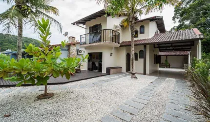 CASA A 80 M DO MAR, MOBILIADA, EQUIPADA E DECORADA