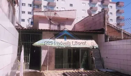 Sobrado à 100m da praia com piscina e churrasqueira