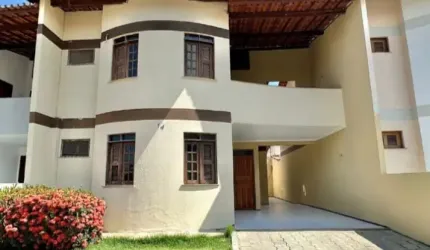 Casa - Dúplex em Condominio Fechado, c/ Sala, Varanda, 04 Suites, Cozinha, Área de Serviço,  Dependência de Empregada, 02 Vagas, condominio c/ Piscina, Deck e Churrasqueira.