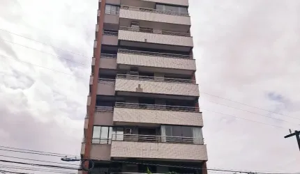 Apartamento á três quarteirões da Praia, andar Alto, Nascente, c/ Sala, Varandão, 02 quartos (01 Suite) Cozinha, Área de serviço, Armários, Porteira Fechada e 01  Vaga.