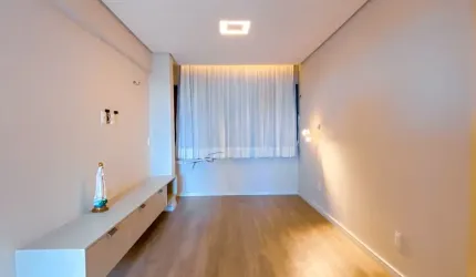 Apartamento Nascente, Próximo á Praia, c/ Sala, 02 quartos (01 Suite), Closed, Cozinha, Área de serviço, Armários, Condominio com lazer.