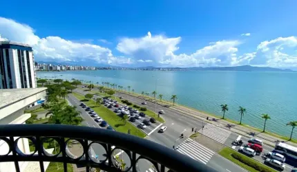 Seja bem-vindo ao seu novo lar de luxo na Beira-mar, em Florianópolis!