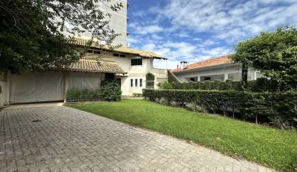 Casa com 3 quartos para alugar no Itacolomi, Balneário Piçarras  por R$ 5.300