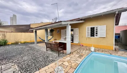 Casa com 2 quartos à venda no Centro, Balneário Piçarras , 184 m2 por R$ 590.000
